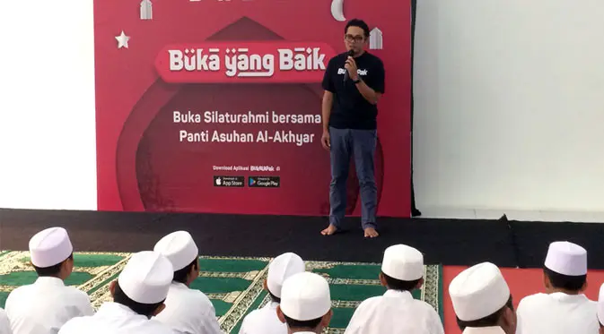 VP of Marketing Bukalapak, Bayu Syerli, saat buka puasa bersama Bukalapak di Panti Asuhan Al-Akhyar, Kemang, Jakarta Selatan. Liputan6.com/ Andina Librianty