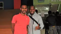 Dua pemain Papua yang pernah membela Arema FC, Marko Kabiay dan Okto Maniani, hadir di Stadion Gajayana, Malang, saat Arema FC menjamu Persipura Jayapura, Kamis (4/7/2019). (Bola.com/Iwan Setiawan)