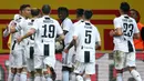 Para pemain Juventus merayakan gol yang dicetak oleh Cristiano Ronaldo ke gawang Inter Milan pada laga Serie A 2019 di Stadion Giuseppe Meazza, Milan, Sabtu (27/4). Kedua tim bermain imbang 1-1. (AP/Roberto Bregani)