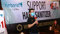 Chief Operating Officer PT Victoria Care Indonesia memberi sambutan pada acara aksi CSR bantuan hand sanitizer Herbolist di Tangsel, Banten, Sabtu (3/10/2020). Kegiatan tersebut untuk mendukung Pilkada yang aman bersih dan sehat dengan tetap menerapkan protokol kesehatan. (Liputan6.com/HO/Bon)