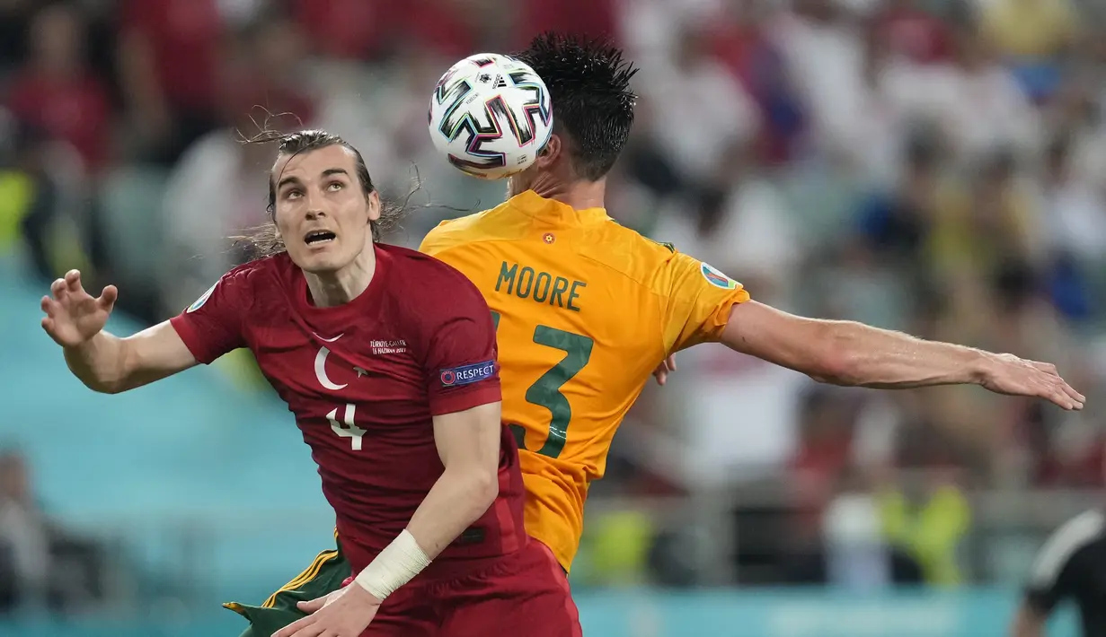Bek Turki, Caglar Soyuncu berebut bola dengan penyerang Wales, Kieffer Moore pada 
pertandingan grup A Euro 2020 di Stadion Olimpiade Baku di Baku, Rabu (16/6/2021). Sementara Turki wajib mengalahkan Swiss untuk menjaga peluang masuk 16 besar Piala Eropa 2020. (AP Photo/Darko Vojinovic, Pool)