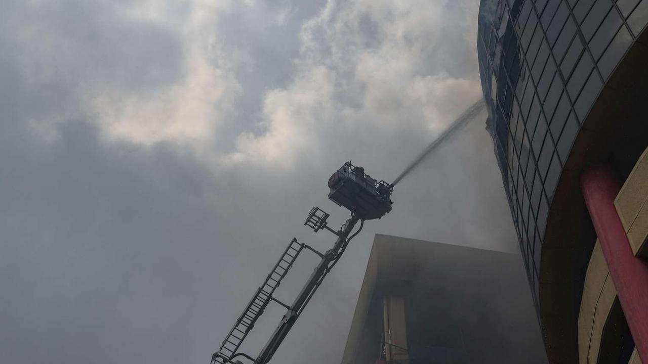 FOTO: Aksi Petugas Damkar Berjam-jam Berjibaku Atasi Kebakaran Dahsyat Glodok Plaza
