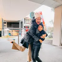 Rupanya, sosok pria yang disebut Carissa Puteri susah diajak foto adalah anak pertamanya, Quenzino Naif