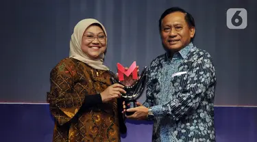 Direktur SCM Imam Sudjarwo (kanan) memberikan penghargaan kategori Program Inovatif untuk Negeri kepada Menteri Ketenagakerjaan Ida Fauziyah pada acara Merdeka Award 2023 di SCTV Tower, Jakarta, Rabu (30/8/2023). Kementerian Ketenagakerjaan menerima Merdeka Award 2023 atas berbagai terobosan dalam Program Inovatif untuk Negeri. (Merdeka.com/Imam Buhori)