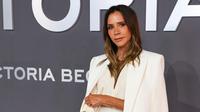 Victoria Beckham bergaya sangat elegan dengan busananya. (dok. Scott A Garfitt/Invision/AP)