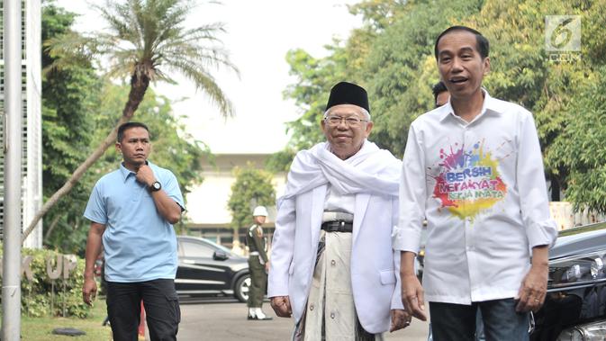 Bakal calon presiden Joko Widodo atau Jokowi (kanan) dan KH Ma'ruf Amin (tengah) saat tiba di RSPAD Gatot Subroto, Jakarta, Minggu (12/8). Jokowi mengenakan kemeja unik bertuliskan 'Bersih, Merakyat, Kerja Nyata'. (Merdeka.com/Iqbal Nugroho)