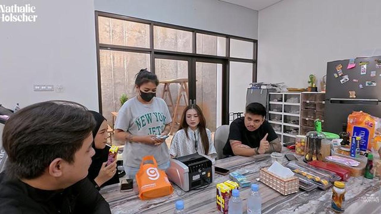 6 Potret Ruang Makan dan Dapur Rumah Nathalie Holscher, Desain Minimalis Elegan