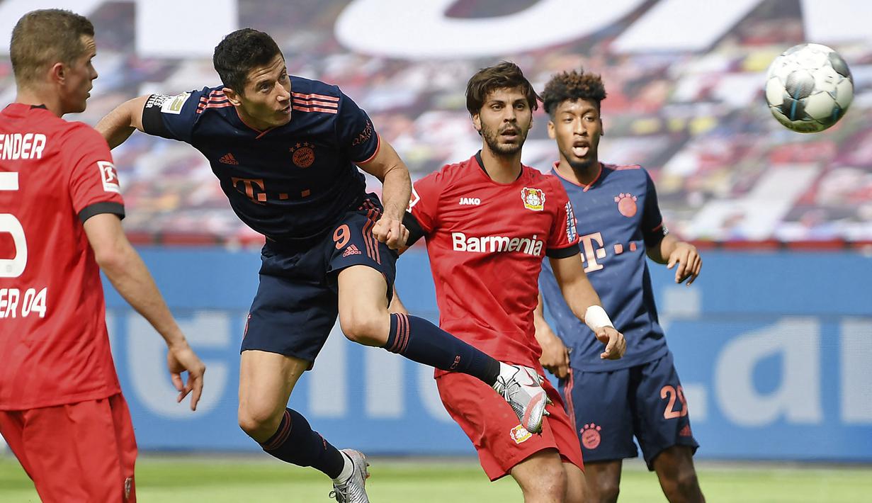 Robert Lewandowski. Striker Polandia dan Bayern Munchen berusia 33 tahun dengan postur 185 cm ini telah mencetak 77 gol via sundulan kepala dari total 598 gol. Gol-gol dicetak bersama Timnas Polandia dan beberapa klub seperti Lech Poznan, Borussia Dortmund dan Bayern Munchen. (AFP/Matthias Hangst)