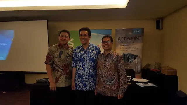 (ki-ka) Adi Rusli (Senior Director and Country Manager VMware Indonesia), Christian Atmadjaja (Director Virtus Technology Indonesia), Adir Ginting (Country Manager EMC Indonesia)