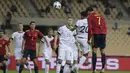 Penyerang Spanyol, Alvaro Morata (kanan) menyundul bola untuk mencetak gol ke gawang Jerman pada pertandingan UEFA Nations League 2020 di Estadio La Cartuja de Sevilla,  Spanyol, Selasa (17/11/2020). Spanyol menang telak atas Jerman 6-0. (AP Photo/Miguel Morenatti)