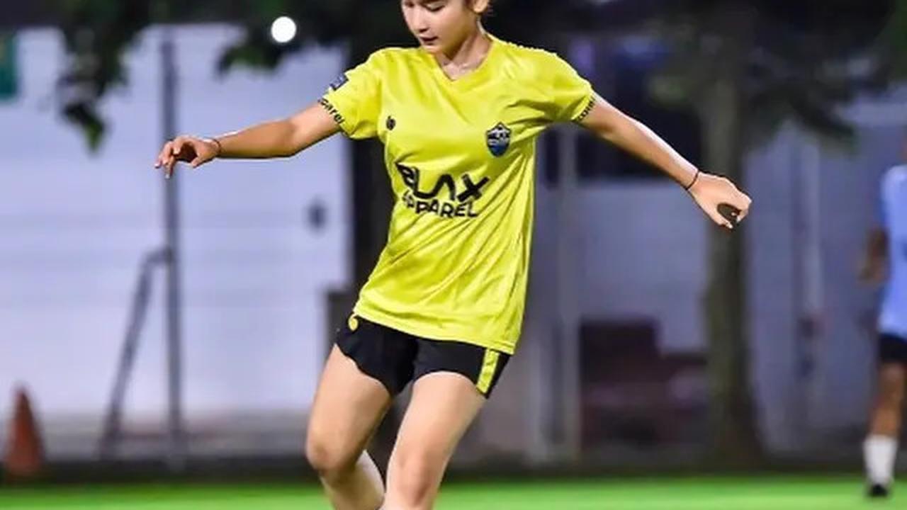 7 Potret Luna Alhamdy Dikabarkan Dekat Virgoun, Pamer Foto Bareng