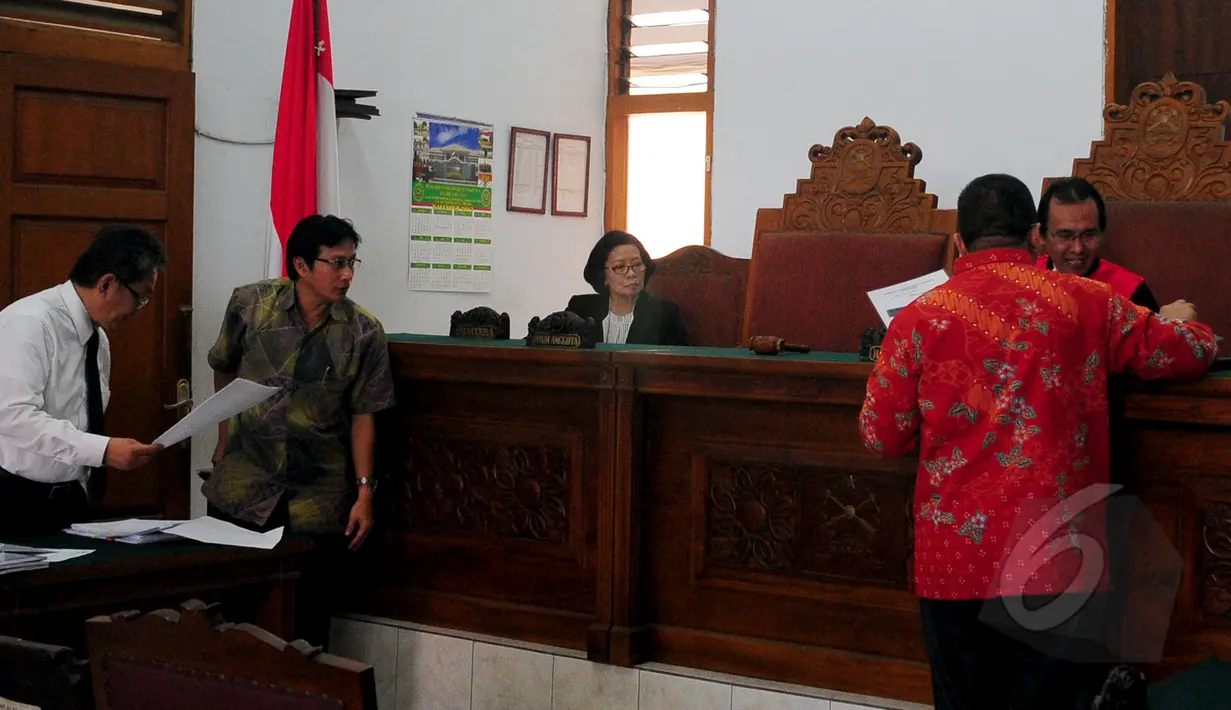 Tim Kuasa hukum mantan Dirjen Pajak Hadi Poernomo merasa keberatan dengan waktu penundaan selama dua pekan oleh PN Jakarta Selatan, Senin (30/3/2015).Sidang ditunda akibat tim Biro Hukum KPK tidak menghadiri persidangan.(Liputan6.com/Yoppy Renato)