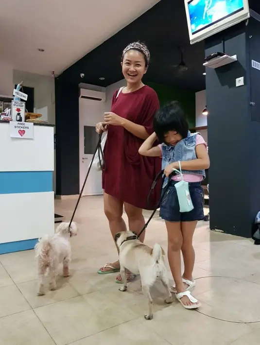 Di waktu senggang, Panda dan Alika terlihat sedang menghabiskan waktu bersama dengan mengajak Anjing peliharaan mereka bermain. Dua wanita bermata sipit ini tampil kompak dan menggemaskan. (Instagram/pandasuper)
