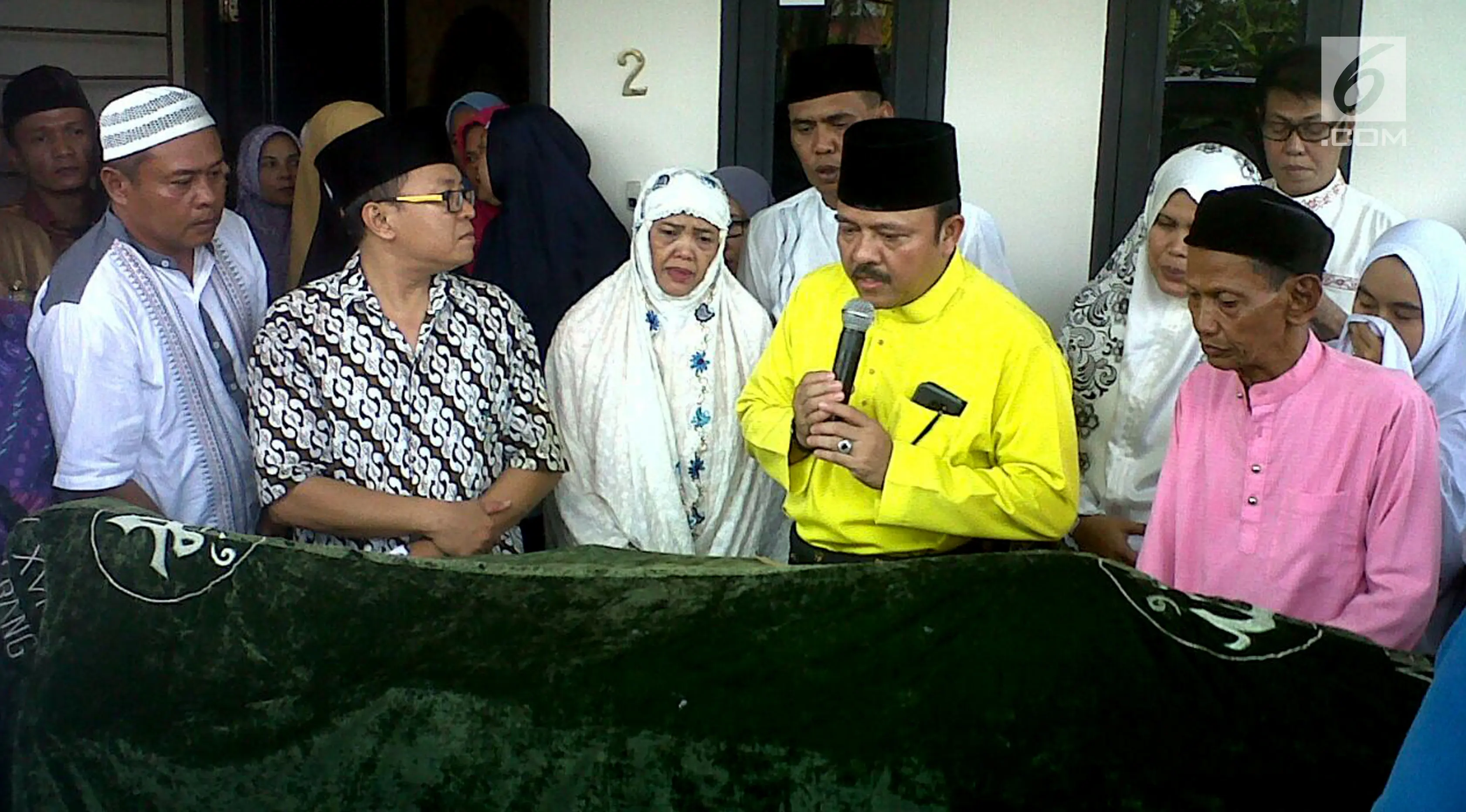 Keluarga dan kerabat dekat ketika mendoakan almarhum dr Ryan Thamrin eks presenter Dr Oz Indonesia di rumah, Pekanbaru, Jumat (08/04). dr Ryan meninggal di rumah kakaknya, Ferdi Thamrin, pada Jumat, pukul 03.30 WIB. (Liputan6.com/ M. Syukur)
