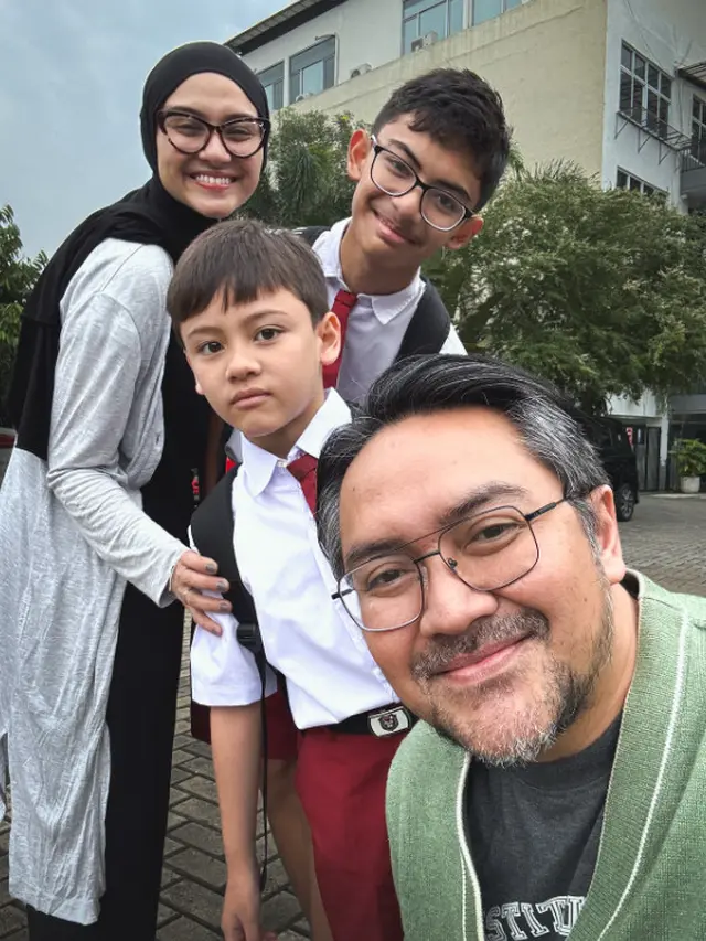 Gaya Zee Zee Shahab Antar Anak Sekolah di Hari Pertama Ajaran Baru