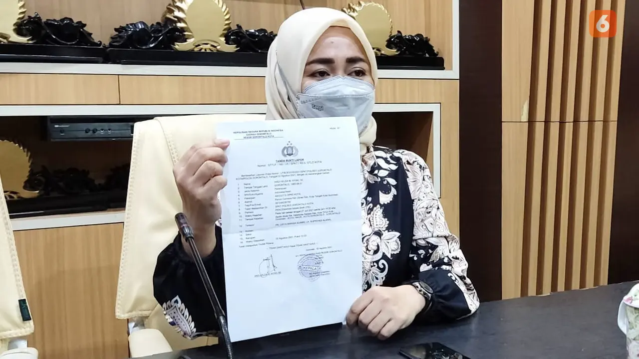 Anggota DPRD Kota Gorontalo Andi Helda Nyiwi, akhirnya melayangkan laporan ke Polres Gorontalo Kota. (Arfandi Ibrahim/Liputan6.com)