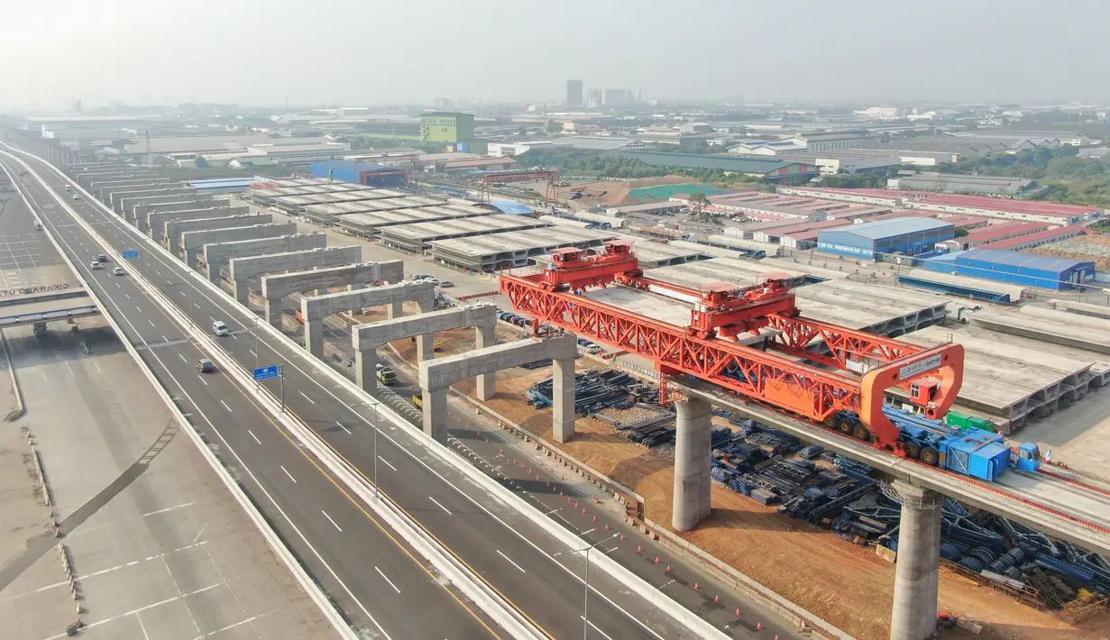 Foto dari udara pada 2 September 2020 ini menunjukkan lokasi pekerjaan pemasangan gelagar kotak (box girder) jalur Kereta Cepat Jakarta-Bandung (KCJB). Pemasangan gelagar sedang berlangsung di ketiga balok yard di sepanjang jalur Kereta Cepat Jakarta-Bandung dalam tiga hari terakhir. (Xinhua/Du Yu)