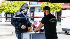 Staf perusahaan katering memberikan makanan gratis kepada pria di Berlin, Jerman (16/4/2020). Tingkat infeksi baru COVID-19 di Jerman terus berada di bawah masa puncak saat jumlah kasus terkonfirmasi bertambah 2.866 dalam satu hari menjadi 130.450. (Xinhua/Binh Truong)