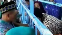 Suasana pelepasan jemaah haji di Asrama Haji Surabaya berlangsung haru.