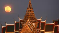 Pemandangan ketika supermoon terlihat dari samping Grand Palace di Bangkok, Thailand, Rabu (31/1). (AP Photo/Sakchai Lalit)