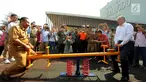 Wali Kota Rotterdam, Belanda, Ahmed Aboutaleb (kanan) bermain jungkat-jungkit dengan Walikota Jakarta Barat Anas Effendi saat mengunjungi RPTRA Kalijodo, Jakarta, Senin (12/6). (Liputan6.com/Gempur M Surya)