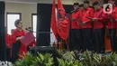 Ketua Umum PDI Perjuangan Megawati Soekarnoputri (kiri) memimpin pengucapan sumpah janji jabatan pada pelantikan pengurus DPP PDI Perjuangan masa bakti 2019-2024 yang diperpanjang hingga tahun 2025 di Sekolah Partai PDI Perjuangan, Lenteng Agung, Jakarta Selatan, Jumat (5/7/2024). (merdeka.com/Arie Basuki)