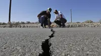 Penyebab gempa bumi adalah pergerakan lempeng bumi atau kerak bumi.