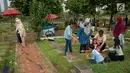 Sejumlah warga saat berziarah di TPU Karet Bivak, Jakarta, Sabtu (19/5). Jelang Bulan Suci Ramadan mayoritas umat muslim melakukan ziarah makam untuk mendoakan mendiang keluarga dan kerabat mereka. (Liputan6.com/Gempur M Surya)
