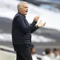 Pelatih Tottenham Hotspur, Jose Mourinho, memberikan arahan kepada anak asuhnya saat melawan Leicester City pada laga Premier League di London, Minggu (19/7/2020). Tottenham Hotspur menang tiga gol tanpa balas. (Adam Davy/Pool Photo via AP)