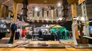 Para pengunjung mencicipi bir di ajang Restaurants Canada Show 2020 di Toronto, Kanada, Minggu (1/3/2020). Restaurants Canada Show 2020 menyajikan berbagai inovasi terbaru dalam produk makanan, minuman, dan peralatan. (Xinhua/Zou Zheng)