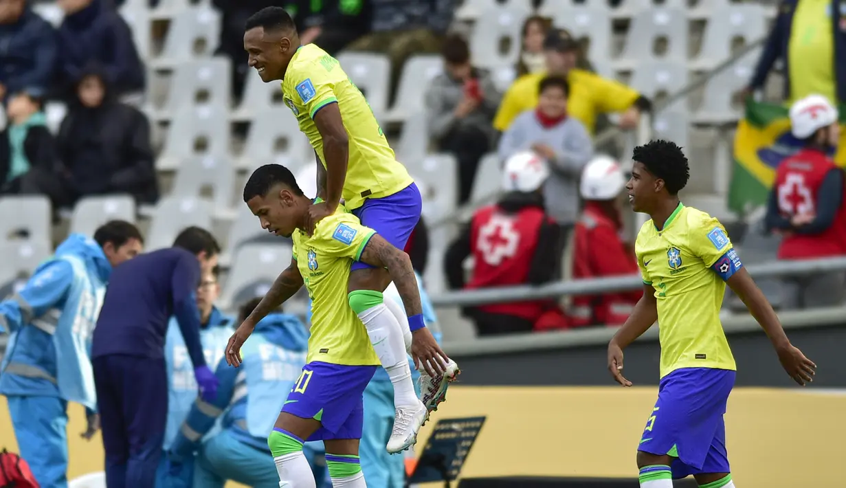 Selebrasi striker Timnas Brasil U-20, Marquinhos (atas) setelah mencetak gol kedua ke gawang Nigeria pada laga terakhir Grup D Piala Dunia U-20 2023 di Unico Diego Maradona Stadium, La Plata, Argentina (27/5/2023). (AP Photo/Gustavo Garello)
