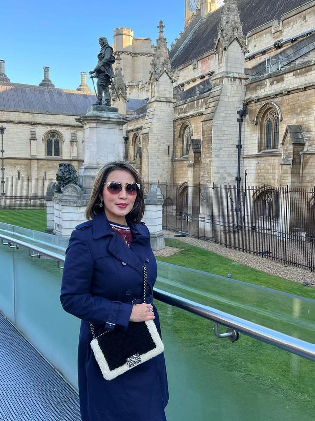 Jarang Terseorot, Ini 7 Potret Sendy Istri Dede Yusuf yang Punya Gaya Sosialita