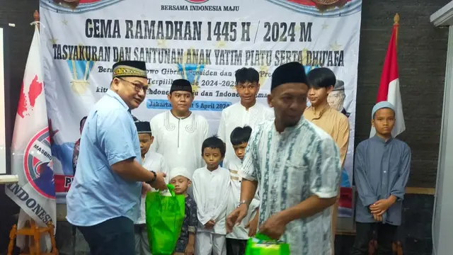 Pendukung pasangan calon presiden dan wakil presiden Prabowo Subianto-Gibran Rakabuming Raka yang tergabung dalam Relawan Massa Prabowo (MASBRO) Presiden 2024