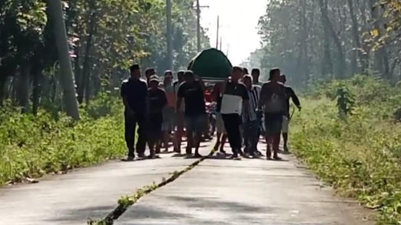Cerita Sebenarnya di Balik Viral Jenazah di Jombang Terpaksa Ditandu Hingga 3 Km Meski Ada Ambulans Desa