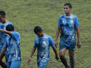 Pemain STIE Perbanas tampak lesu usai ditaklukkan UM pada laga Torabika Cup 2017 di Stadion Cakrawala, Malang, Rabu (22/11/2017). STIE Perbanas kalah 0-3 dari UM. (Bola.com/M Iqbal Ichsan)