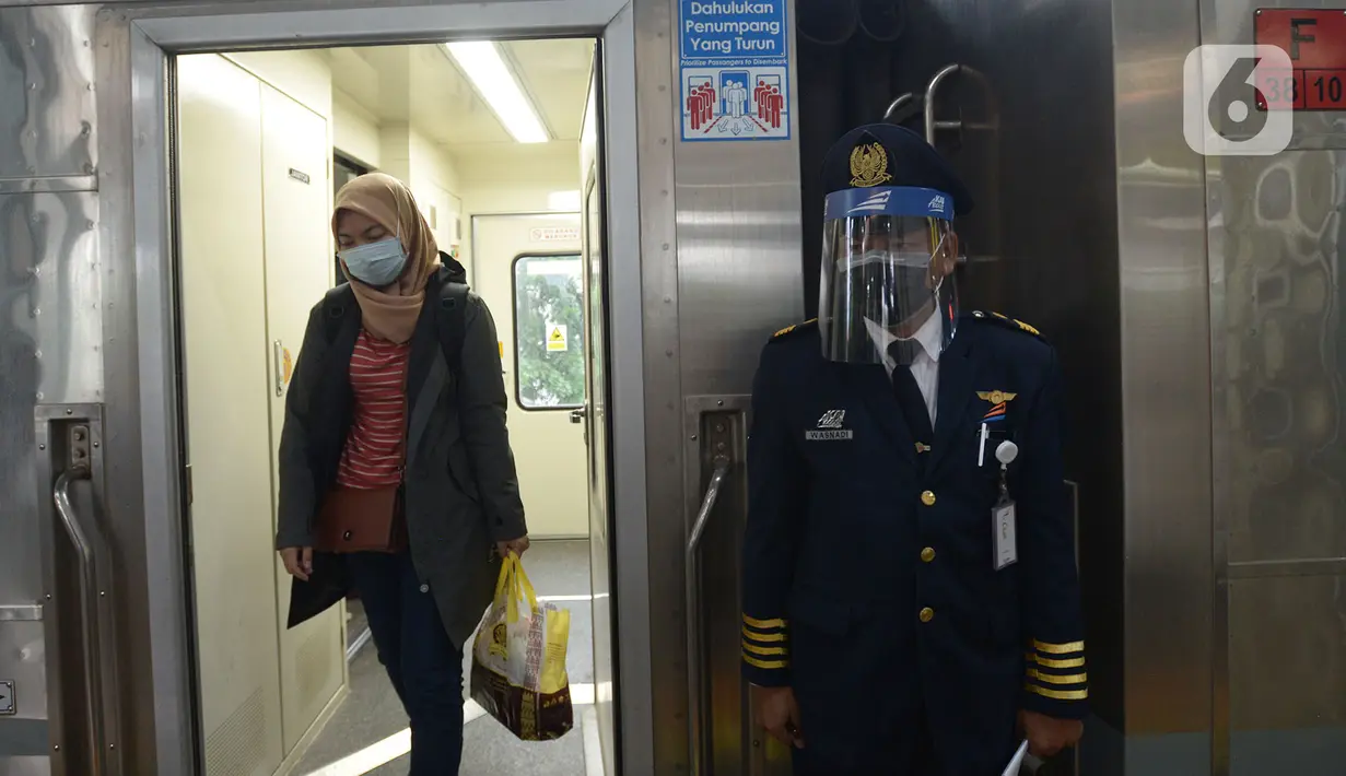 Kereta Api Luar Biasa (KLB) dari Surabaya menurunkan penumpang di stasiun Gambir Jakarta, Kamis (28/5/2020). Penumpang yang mudik dari Surabaya mengunakan kereta tersebut harus memiliki SIKM sebagai syarat yang dimiliki warga untuk keluar atau masuk ke wilayah Jakarta. (merdeka.com/Imam Buhori)