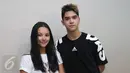 Al Ghazali dan kekasihnya, Alyssa Daguise ditemui usai mengisi acara di kawasan Senayan, Jakarta, Sabtu (8/5). Kini Al Ghazali mulai sering memamerkan kemesraan dengan gadis turunan Prancis-Indonesia itu di depan publik. (Liputan6.com/Herman Zakharia)