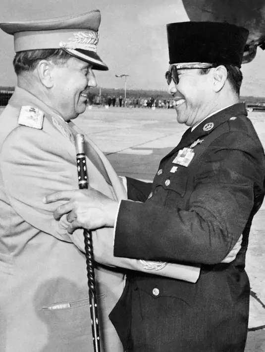 Presiden Republik Indonesia Achmed Sukarno dalam kunjungan kenegaraan disambut oleh Marsekal Tito, yang kemudian menjadi Presiden Yugoslavia, di lapangan udara Pula, 08 April 1960. (AFP PHOTO)