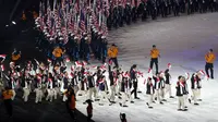 Kontingen Indonesian memasuki stadion saat parade Opening Ceremony SEA Games 2017 di Bukit Jalil stadium, Kuala Lumpur, Malaysia, (19/8/2017). (AP/Vincent Thian)