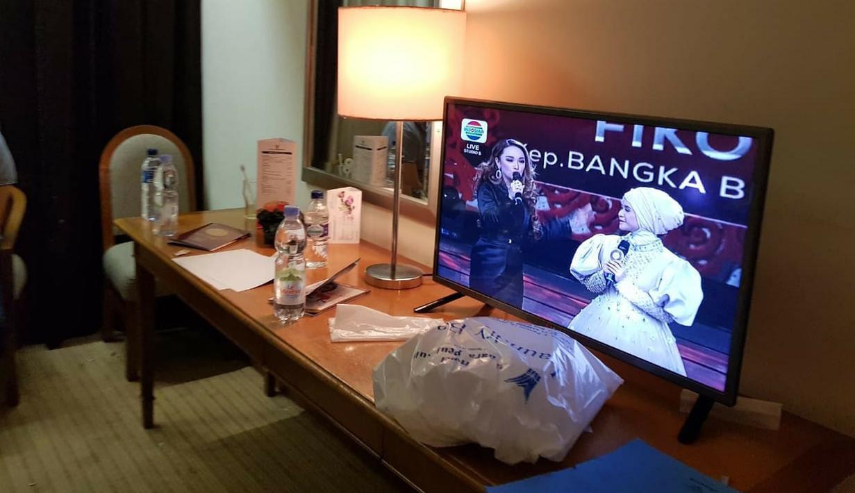 Kondisi kamar yang ditempati politisi Partai Demokrat berinisial AA seusai penggeledahan di hotel kawasan Slipi, Jakarta, Senin (4/3). Politikus AA dikabarkan ditangkap aparat karena penyalahgunaan narkotika. (Liputan6.com/HO/Dit Narkoba Mabes Polri)