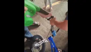 Cerita Damkar Bantu Bocah Ambil Uang Rp 10 Ribu di Setang Sepeda