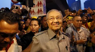 Mantan Perdana Menteri Malaysia Mahathir Mohamad muncul di tengah kerumunan demonstran 'kaos kuning' di Kuala Lumpur. Mahathir datang bersama sang istri, Siti Hasmah Ali, serta didampingi mantan Menteri Hukum Zaid Ibrahim.