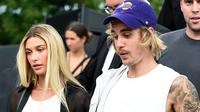 Justin Bieber dan Hailey Baldwin menghadiri fashion show John Elliot selama gelaran New York Fashion Week, 6 September 2018. Bieber tampil kasual dengan kaus oversize, celana lintasan dan topi baseball Los Angeles Lakers. (Theo Wargo/GETTY IMAGES/AFP)
