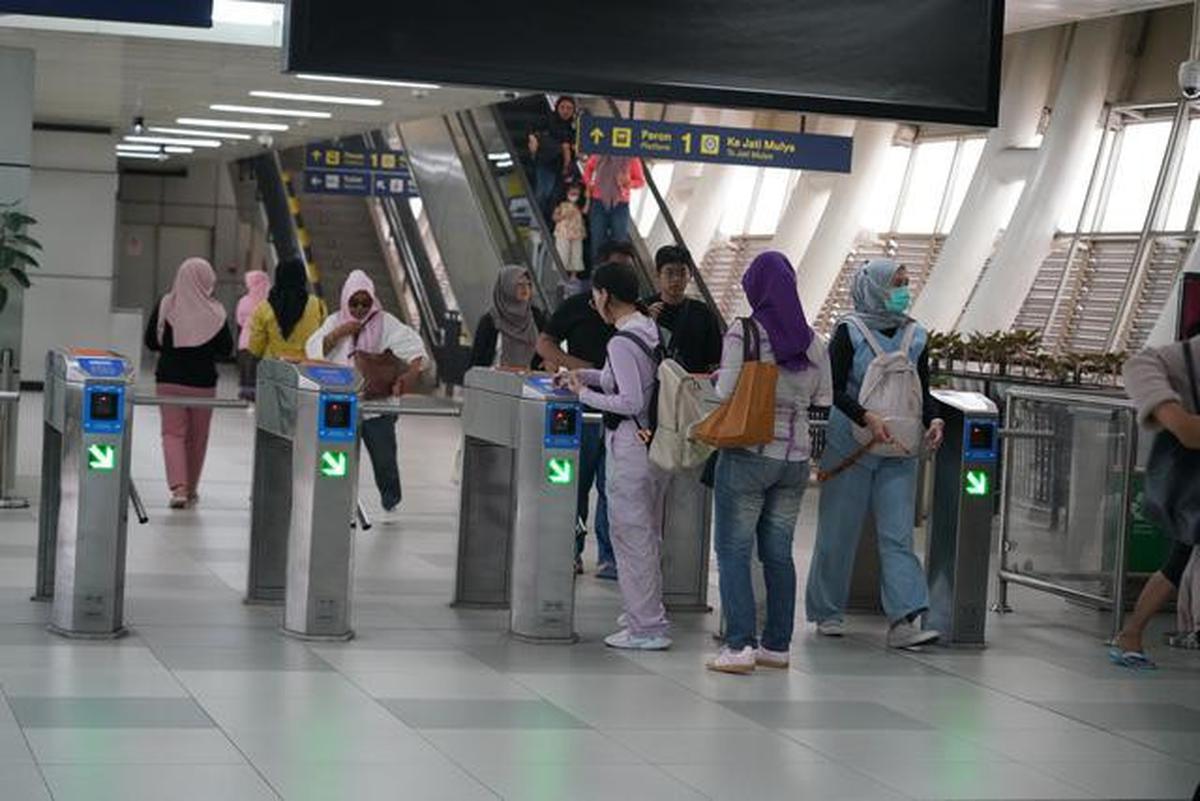 Kebijakan WFH ASN, Penumpang LRT Jabodebek Turun 10%