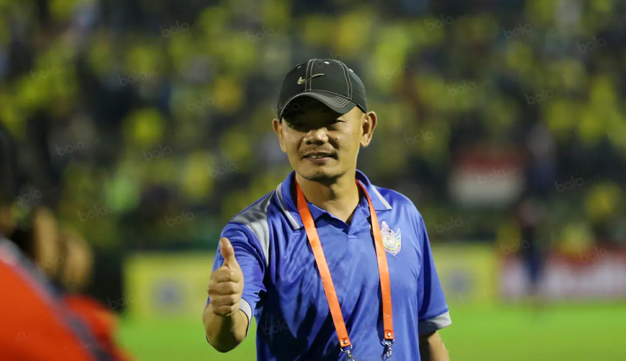 Pelatih Gresik United, Liestiadi terlihat senang saat timnya menang atas Sriwijaya FC 2-1 pada laga Torabika SC2016  di Stadion Tridarma Gresik, Minggu (12/6/2016). (Bola.com/Nicklas Hanoatubun)