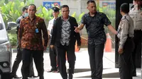 Bupati Bengkulu Selatan Dirwan Mahmud (tengah) dikawal petugas menuju gedung KPK, Jakarta (15/5). Dalam OTT tersebut, KPK menangkap empat orang termasuk Dirwan, istri, keponakan dan satu kalangan swasta. (Merdeka.com/Dwi Narwoko)