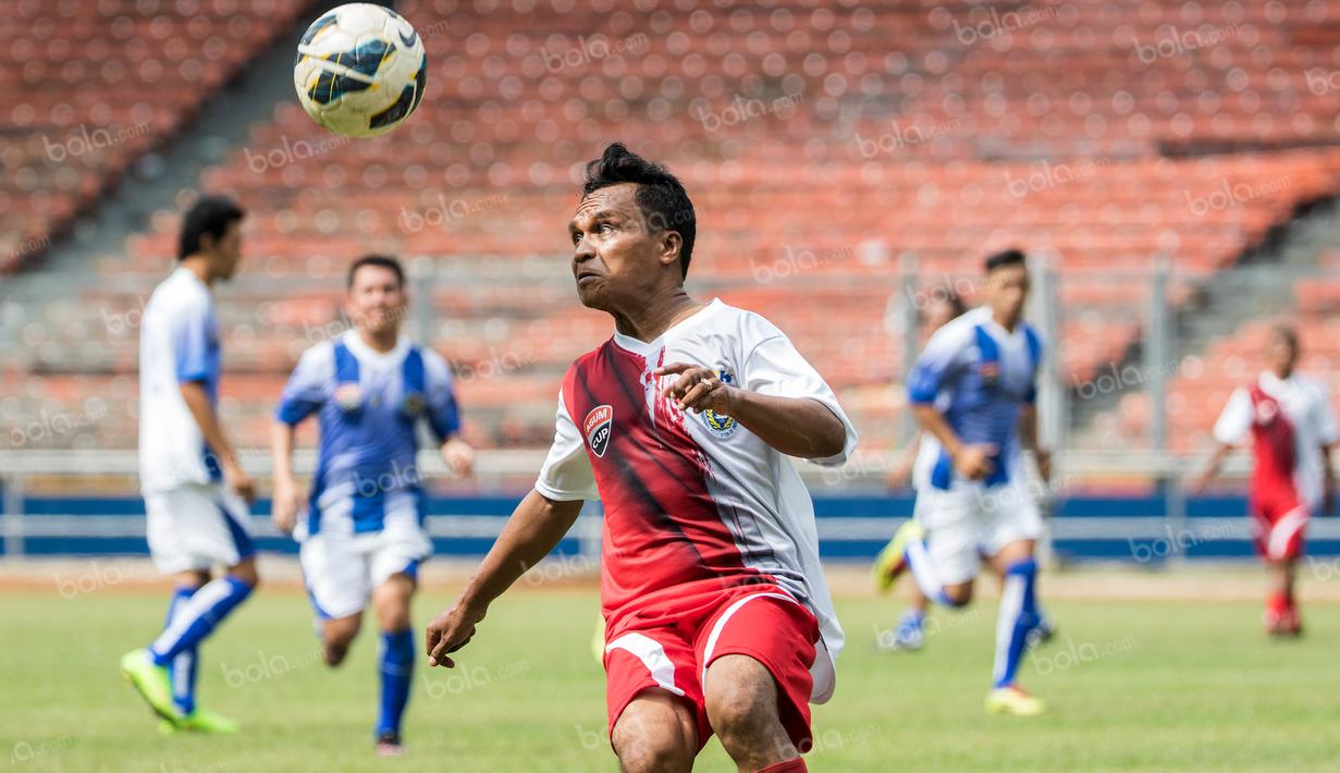 Gelandang timnas Indonesia era 80an, Alexsander, berusaha mengontrol bola pada laga Agum Gumelar Cup di SUGBK, Minggu (10/4/2016). Semangat para pemain senior itu mampu mengalahkan Siwo Jaya, klub wartawan PSSI. (Bola.com/Vitalis Yogi Trisna)