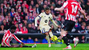 Pemain Barcelona, Lamine Yamal, mencetak gol ke gawang Athletic Bilbao pada pertandingan jornada ke-27 Liga Spanyol di Stadion San Mames, Minggu (8/3/2026). (AP Photo/Miguel Oses)