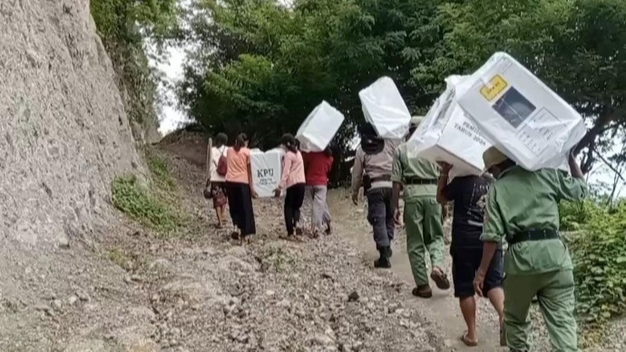 Banyak rintangan ditemui penyelenggara Pemilu 2024 saat mendistribusikan logistik pemilu ke tempat pemungutan suara (TPS), Selasa (13/2).