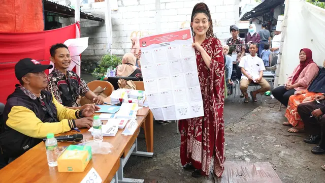 Sania saat mencoblos di kawasan Ragunan, Jakarta.